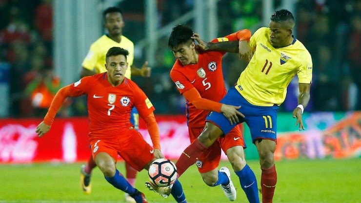 Arroyo jugando con la Selección ecuatoriana.