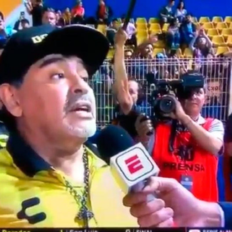 Maradona hizo su primer "Toti Pasman" en México: "La tuya por ejemplo"