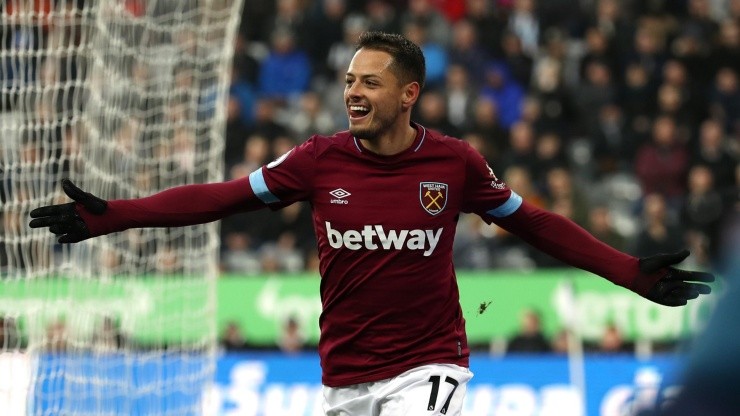 Foto de Javier Hernández celebrando un gol