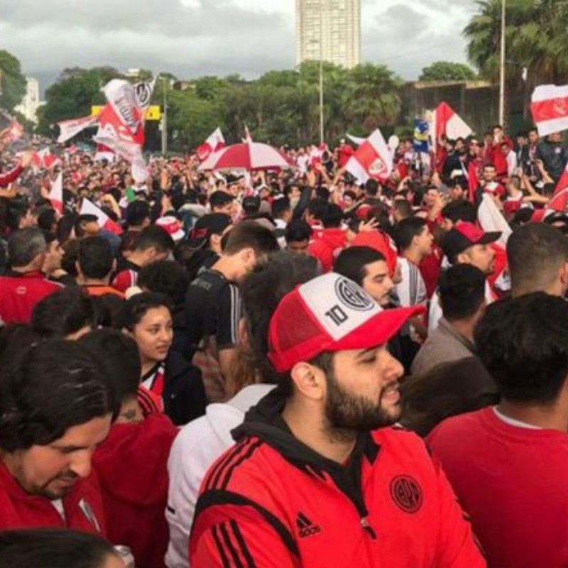 Banderazo: los hinchas de River cargaron con todo contra la Conmebol