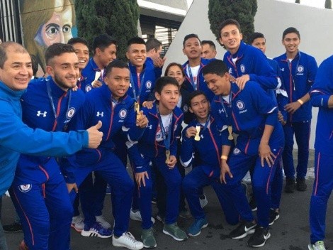 Sub 15 de Cruz Azul recibe homenaje en Estadio Azteca