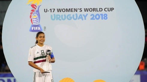 Nicole Pérez recibe el premio como la segunda mejor jugadora del Mundial de Uruguay.