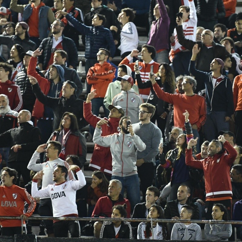 La hinchada de River enfrentó y desafió a la barrabrava del club