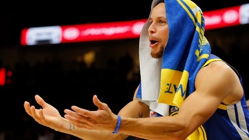 ¡Preocupación en los Warriors! Stephen Curry debió colocar hielo en su muñeca