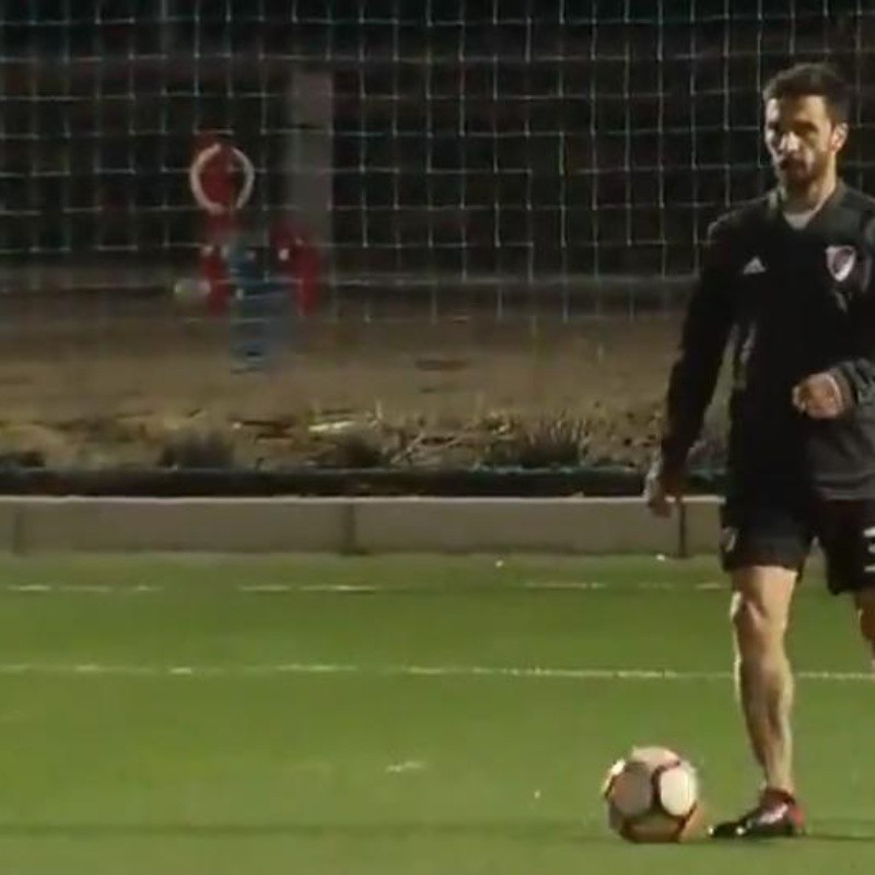 La cosa está difícil: las imágenes del entrenamiento diferenciado de Scocco en Madrid