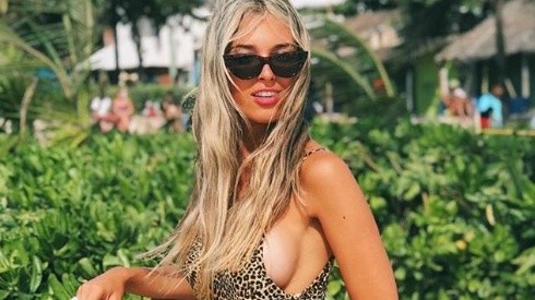 La novia de Lautaro Martínez se arrodilló en bikini en la playa y prendió fuego Instagram