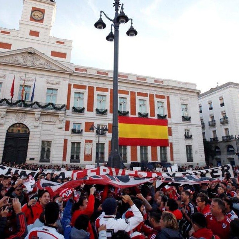 Miles de hinchas de River coparon el centro de Madrid en el banderazo