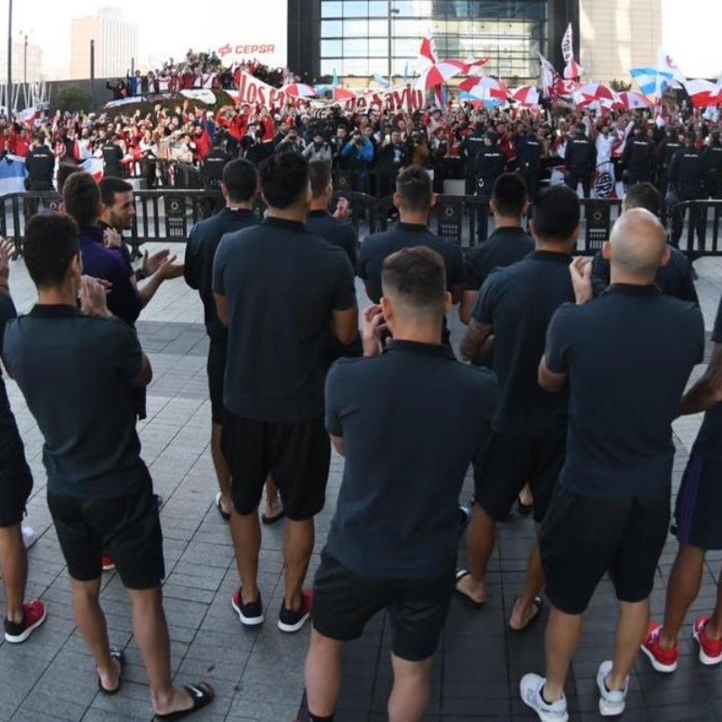 Video: los hinchas de River hicieron banderazo en el hotel y los jugadores respondieron