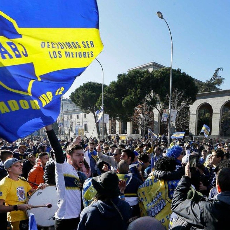 Está loco: la foto de un infiltrado en medio de la hinchada de Boca ¡cantando re manija!