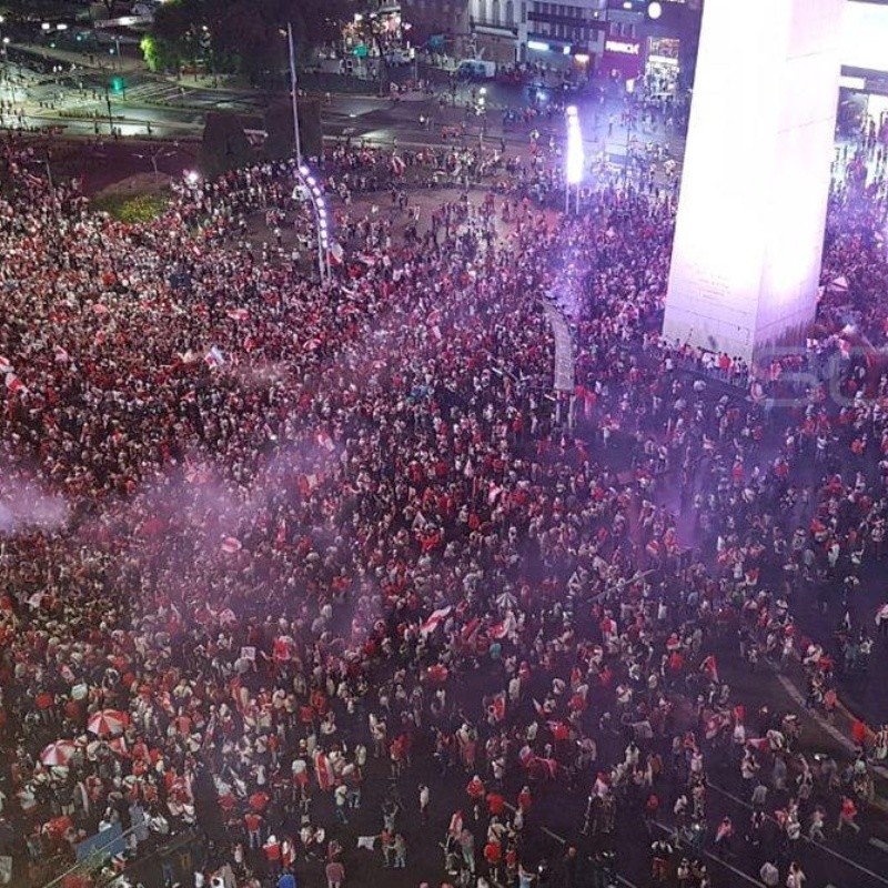 El Obelisco se pintó de rojo y blanco: locura de los hinchas de River