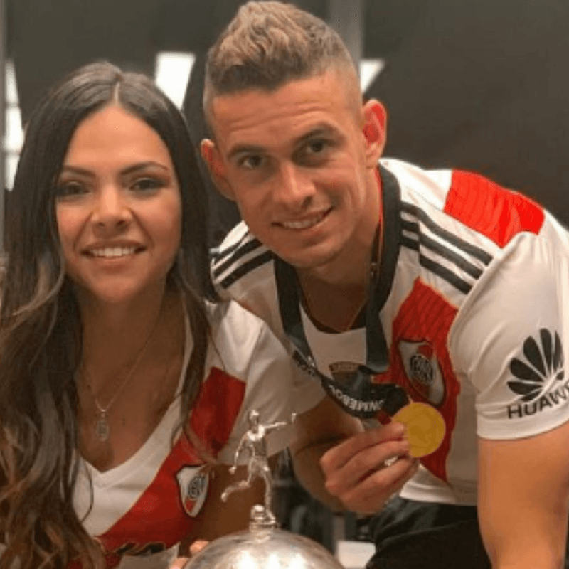 Santos Borré y su novia, a los besos delante de la Copa Libertadores