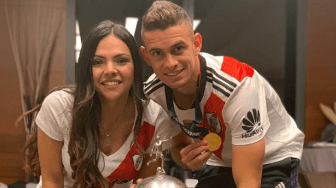 Santos Borré y su novia, a los besos delante de la Copa Libertadores