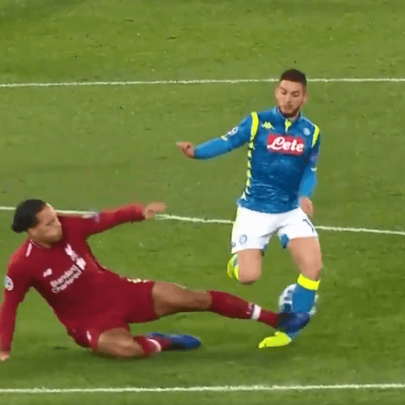 Duele solo de verla: la patada de van Dijk a Mertens digna de cárcel