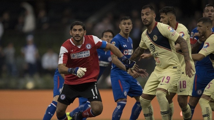 Foto de un duelo entre América y Cruz Azul.