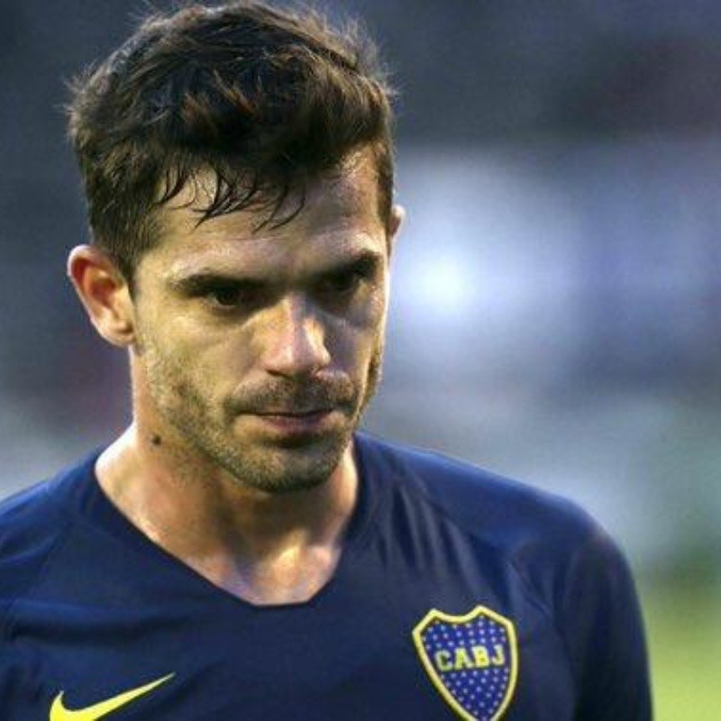 Muy fuerte: Gago llegó a la clínica en muletas y con un look completamente nuevo