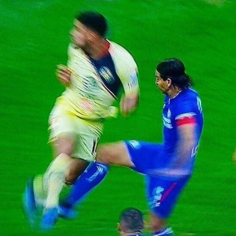 ¿Y el VAR? Penalazo no cobrado para América