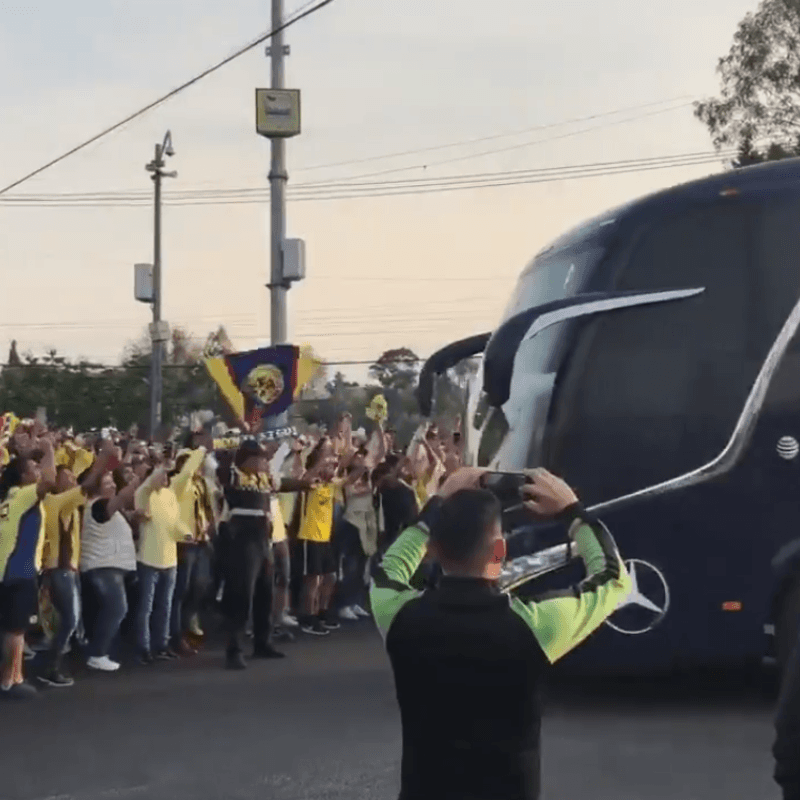 Gran recibimiento al micro del América en el Estadio Azteca