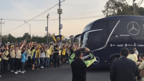 Gran recibimiento al micro del América en el Estadio Azteca