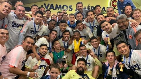 América celebró el título en el vestidor.