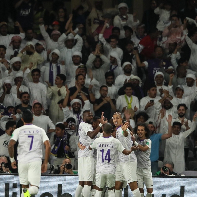 Aguantando los trapos: la increíble bandera para recibir al equipo de la hinchada del Al Ain