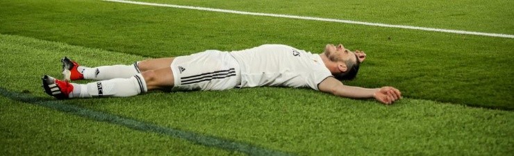 HAT-TRICK. Gareth Bale acostado al final del campo ante Kashima (Foto: Getty).