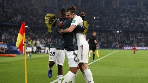 LA FIGURA. Gareth Bale se abraza con sus compañeros tras uno de sus tres goles (Foto: Getty).