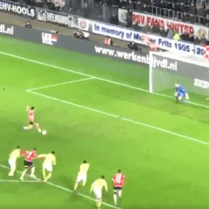 Ahora de penal, Lozano cerró otro triunfo de PSV