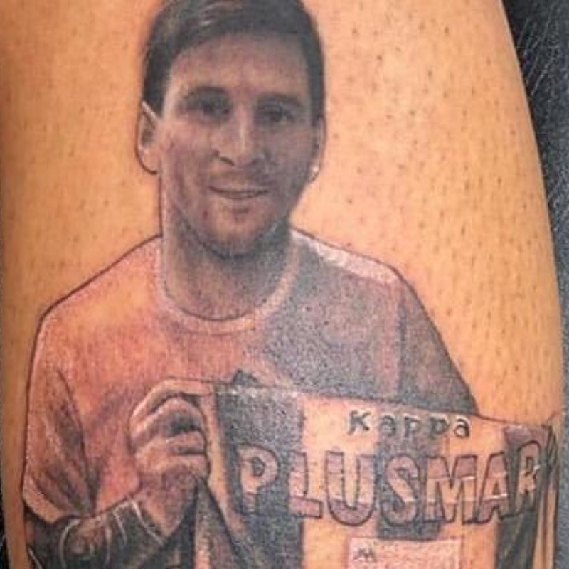 Le regaló una camiseta a Messi, Leo se sacó una foto con la misma y él se lo tatuó