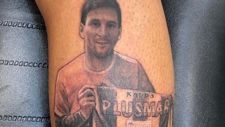 Le regaló una camiseta a Messi, Leo se sacó una foto con la misma y él se lo tatuó