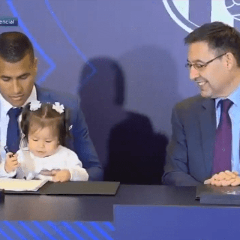 En plena presentación, la hija de Murillo se robó las miradas de todos y firmó su contrato