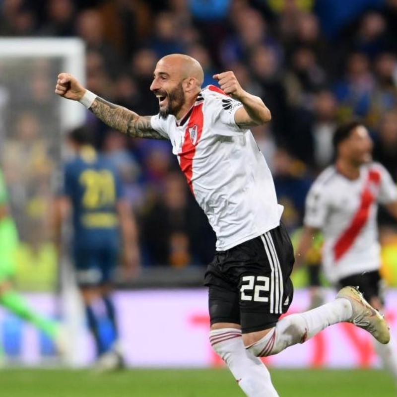 Hasta en la playa Pinola canta canciones de River contra Boca