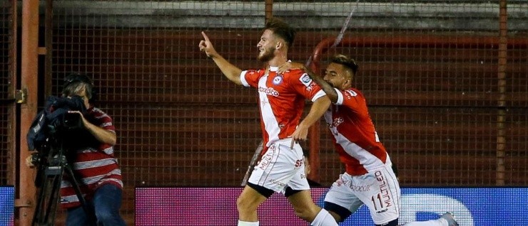 EN LA PATERNAL. Mac Allister festeja su gol contra Boca con Argentinos (Foto: Getty).
