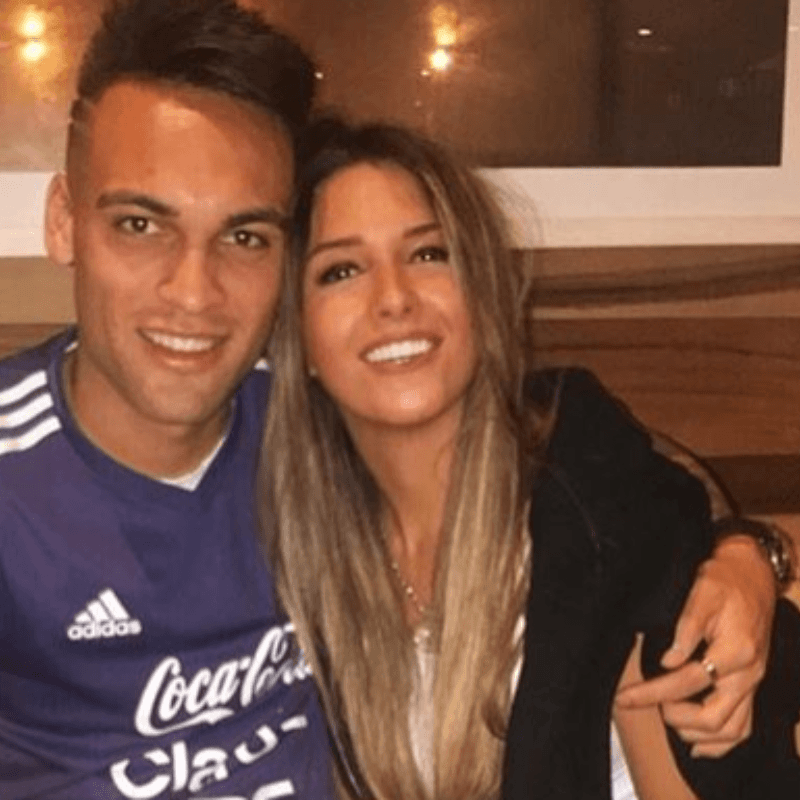 Lautaro Martínez y su novia viajan bien apretaditos en avión