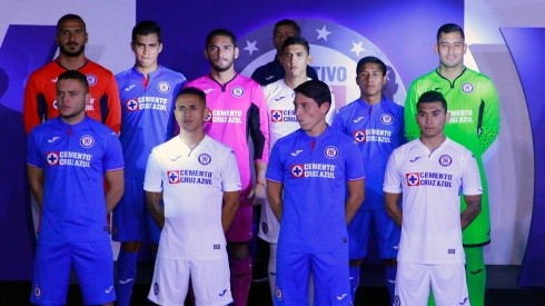 Cruz Azul durante la presentación de su nueva playera. (Foto: Jam Media)