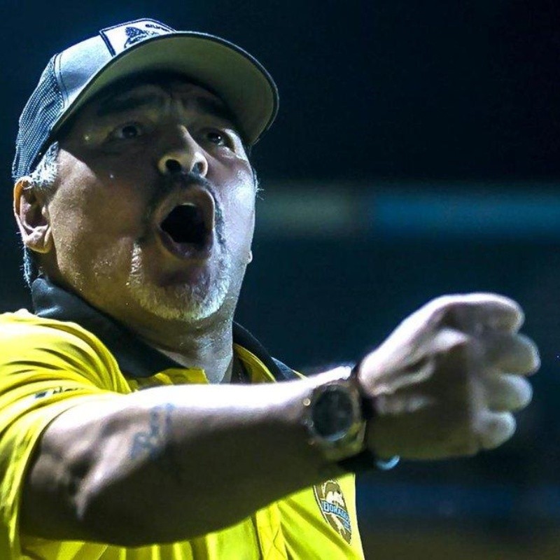 Maradona recibió el alta y dejó el hospital donde estaba internado