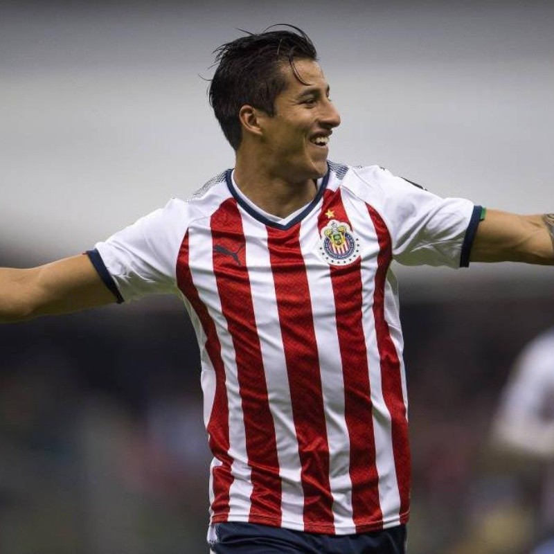 Cisneros volvió para Chivas tras 9 meses y debió salir al mediotiempo