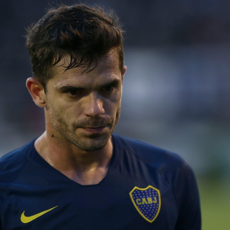 En Boca están sensibles: los hinchas aprovecharon el retiro de Mora para pegarle duro a Gago