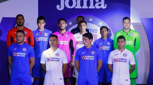 Cruz Azul presentó playeras hace una semana. (Jam Media)