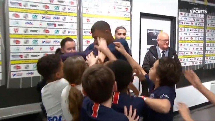 Mbappé, acosado por los fanáticos.