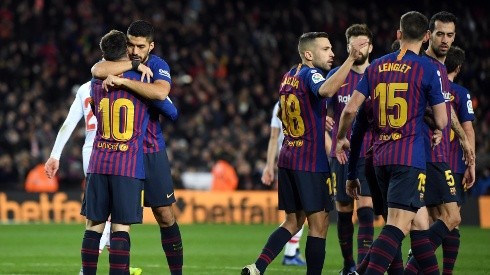 Messi y Suárez, abrazados luego de un gol