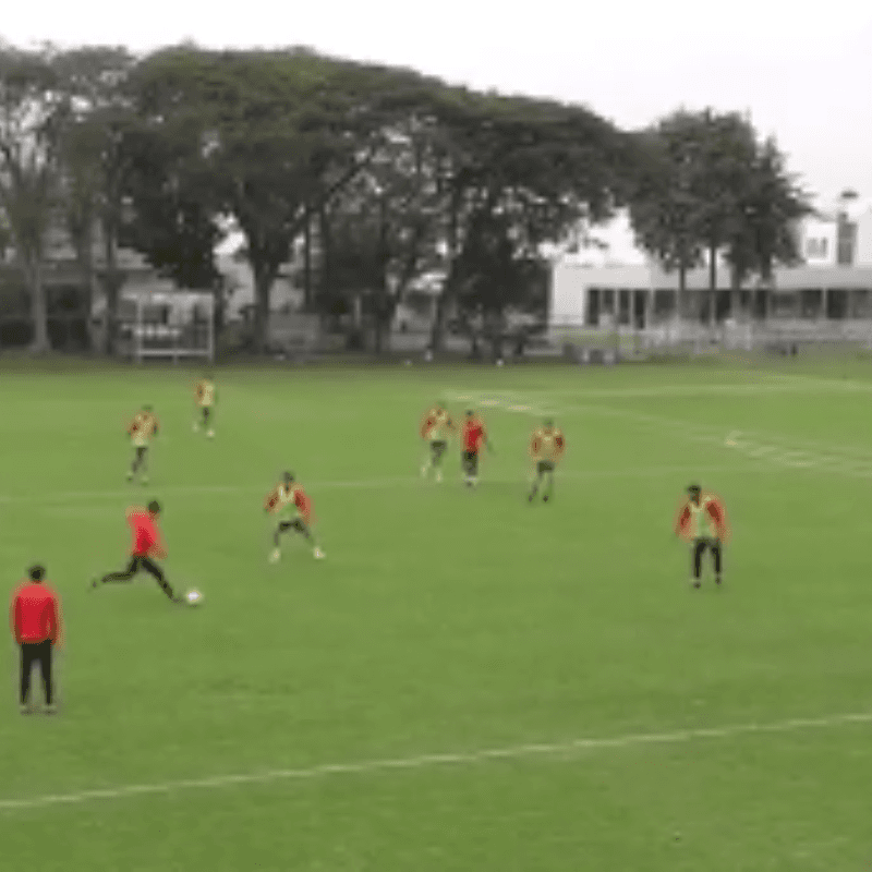 En el entrenamiento de Chivas, Pulido sorprendió a Gudiño desde mitad de cancha