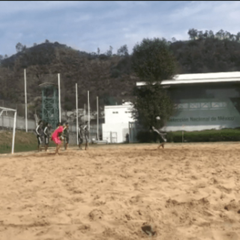 Un jugador de la Selección de México de fútbol playa anotó un tremendo golazo de chalaca