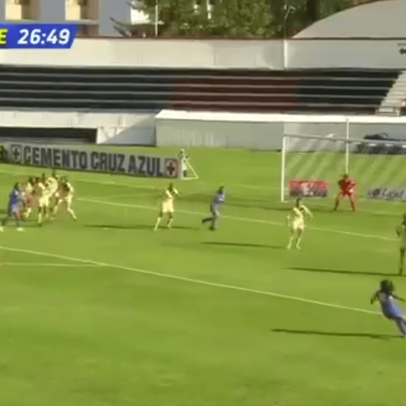 Ximena Mendoza picó la pelota al ángulo para anotar un verdadero golazo de tiro libre