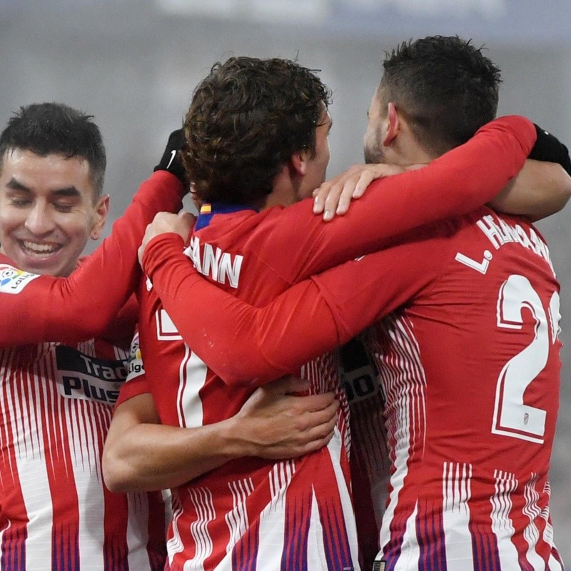 Atlético goleó bajo la niebla y se irá a dormir a 2 puntos del Barcelona