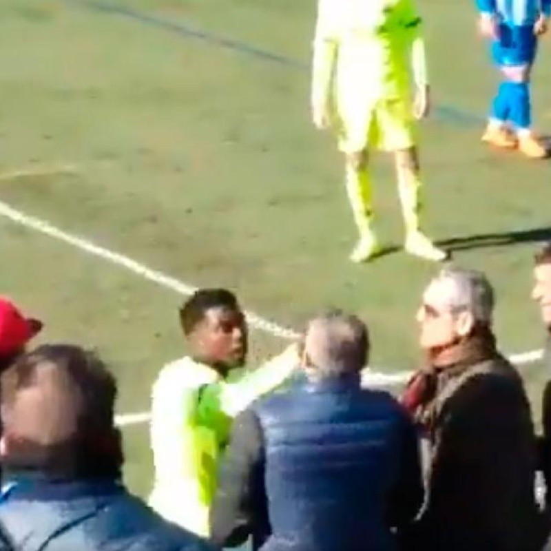 Toma por atrevido: Wagué, del Barcelona B, se fue expulsado por un 'cortito' a un hincha