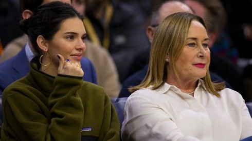 Kendall Jenner acompaña a la madre de Ben Simmons a verlo jugar