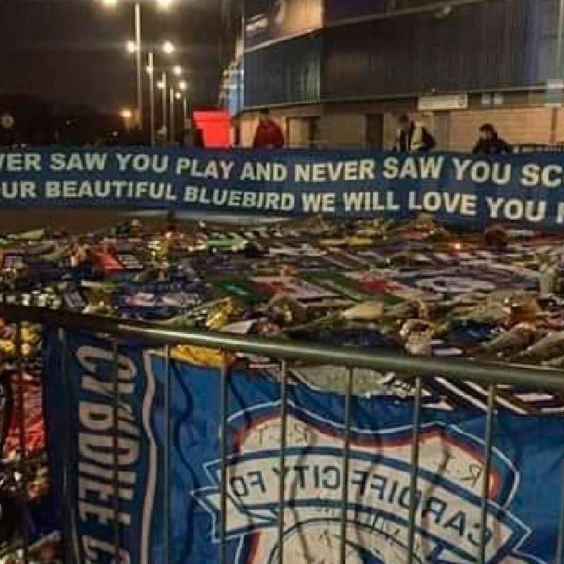 Hermoso gesto: los hinchas del Cardiff le hicieron una bandera enorme a Sala