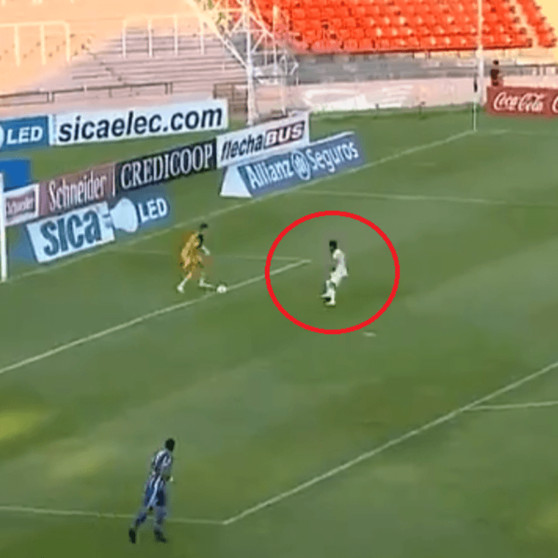 Increíble: Nadie puede entender el gol que se perdió el Laucha Acosta