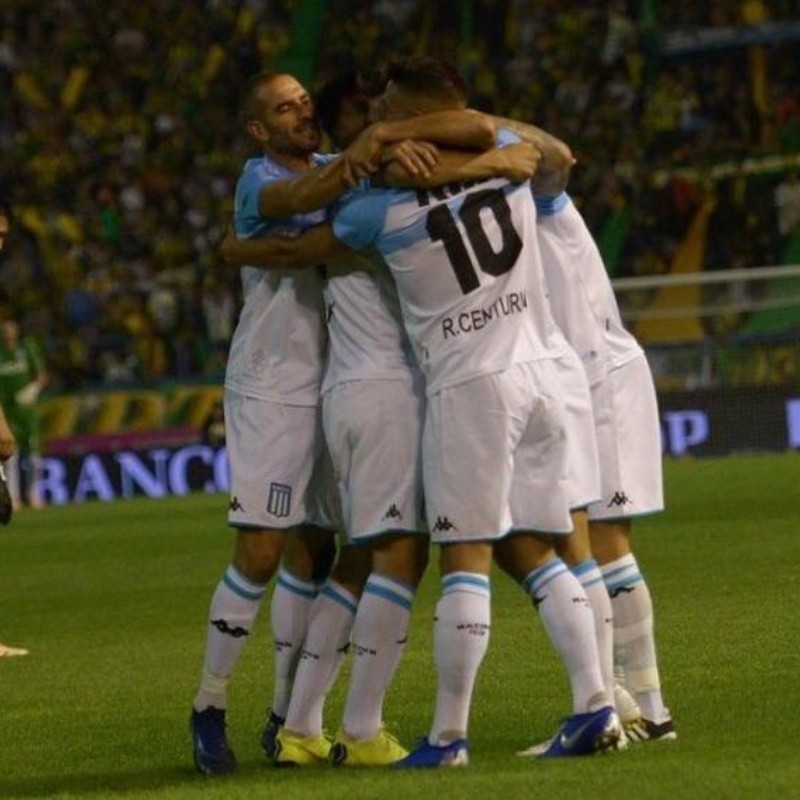 Para los hinchas de Racing: la fotito de los jugadores en el vestuario