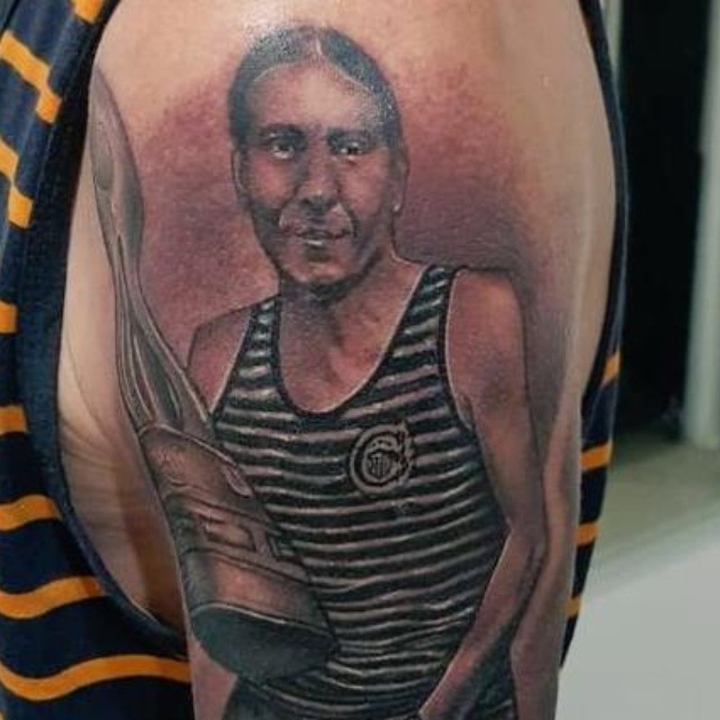 Es un capo: metió foto junto a la Copa Argentina que ganó Central y después se tatuó a él mismo